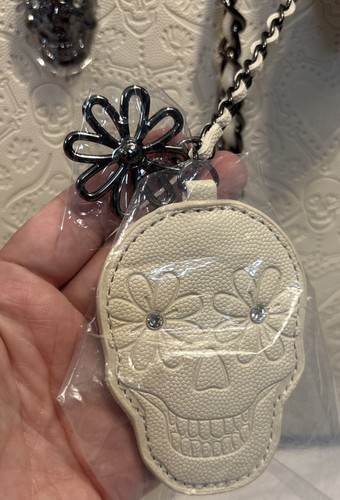 Neu mit Etikett Betsey Johnson große XOKIARA Beuteltasche mit Totenkopf-Prägung weiß mit Totenkopf-Anhänger - Bild 4 von 17