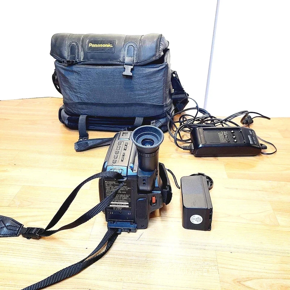 PANASONIC PALMCORDER PV-23D-K CAMCORDER VHS-C COMPACT AUTO MANUAL FOCUS 10X ZOOM - Image 4 of 4