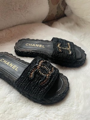 CHANEL CC Sandalen Slides Raffia / Crochet Gr. 39 Neuwertig Schwarz Gold Leder