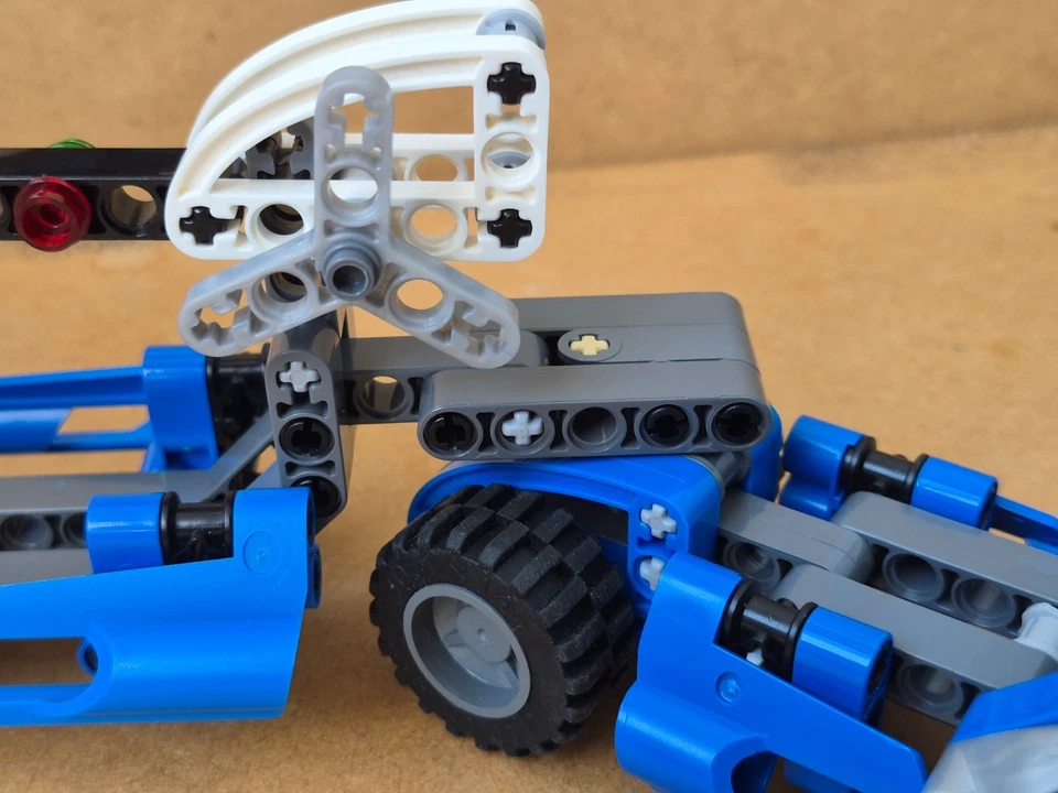 LEGO Technic 8433 Cool Movers, photo 3 of 5
