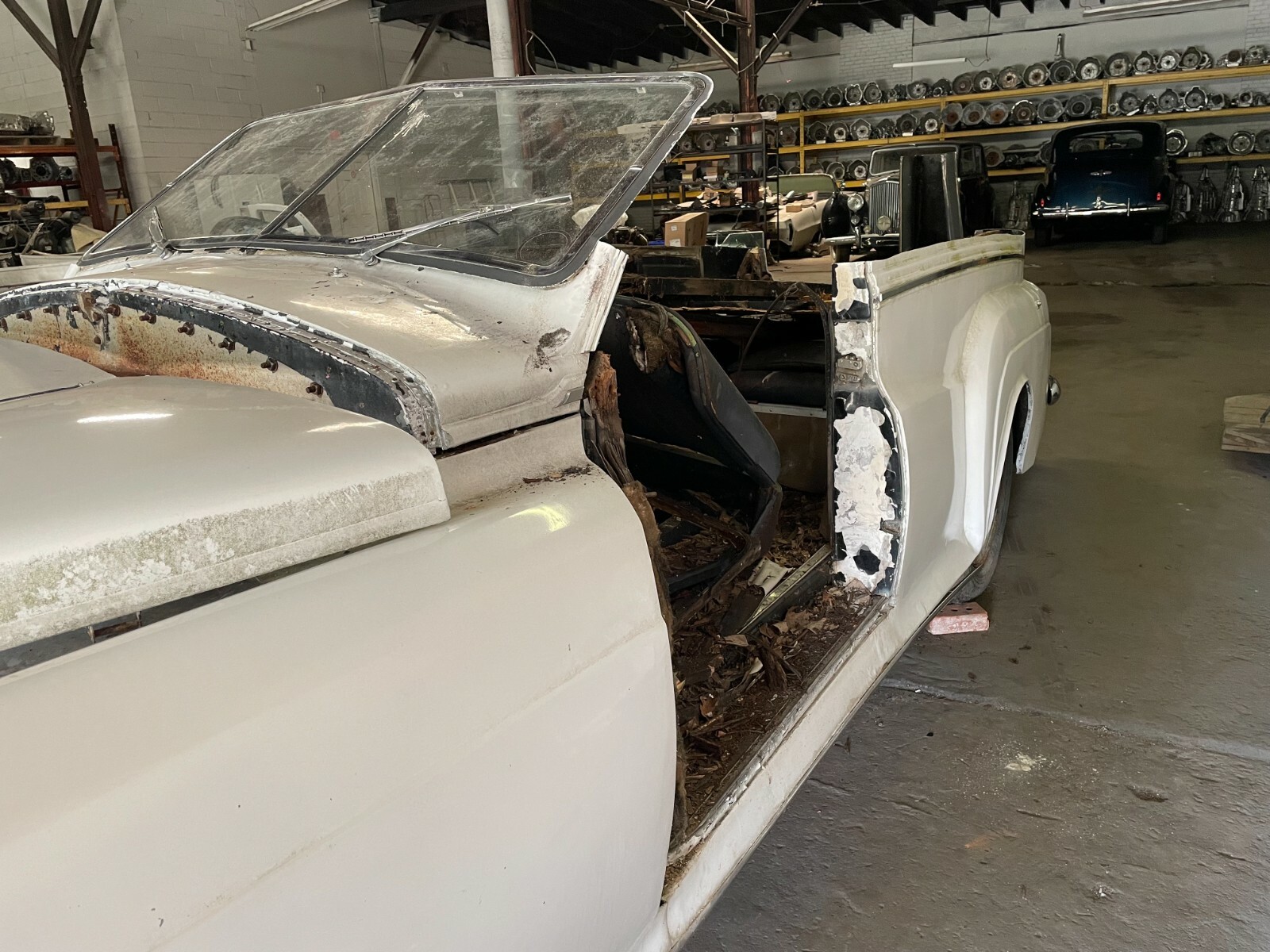 ROLLS ROYCE CLOUD BENTLEY PICKUP? QUARTER PANELS ! WORLDS LARGEST USED INVENTORY