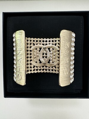 CHANEL 23B CCロゴ　バングル CHANEL 23S GOLD CRYSTAL STRASS METAL CUFF CC LOGO BANGLE BRACELET