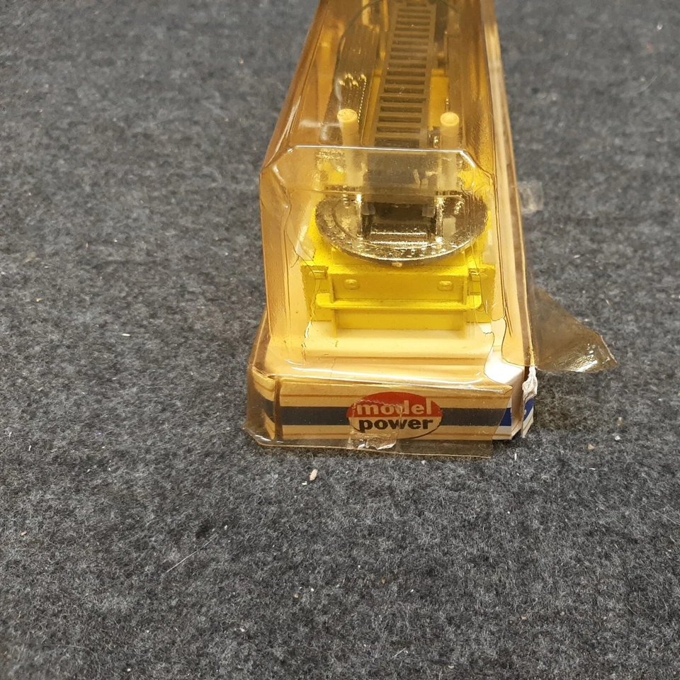 Model Power 7968MP Ladder Truck, Die-cast, yellow (DC011823-01) - Image 2 of 4