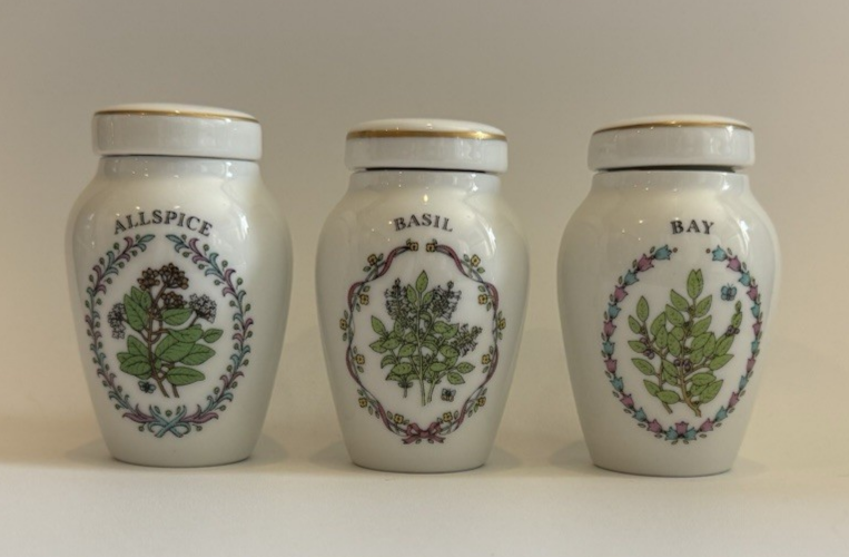 Franklin Mint Gloria Vanderbilt 24 Spice Jar Collection with Shelf