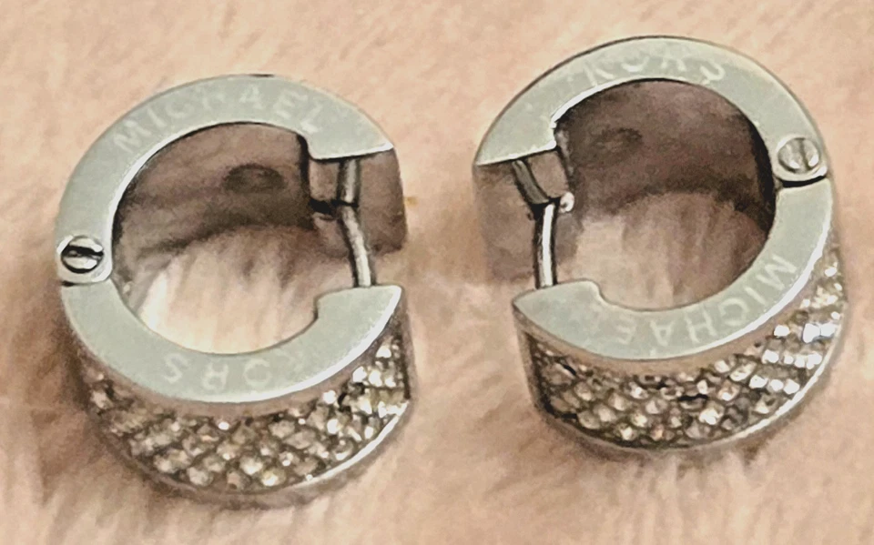 Pendientes Huggie Michael Kors Cristal Pavé Tono Plateado Foto 4 de 4