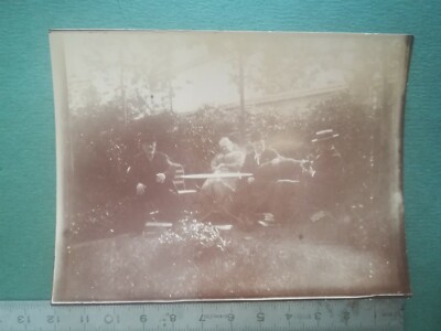 I023 altes FOTO Album 1897 sehr guter Zustand Gruppe 4 Personen sitzend im Garten