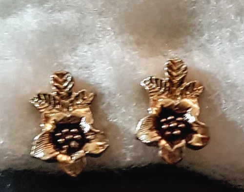Sarah Coventry Strawflower CLIP ON EARRINGS VTG Gold Tone Signed Costume Jewelry