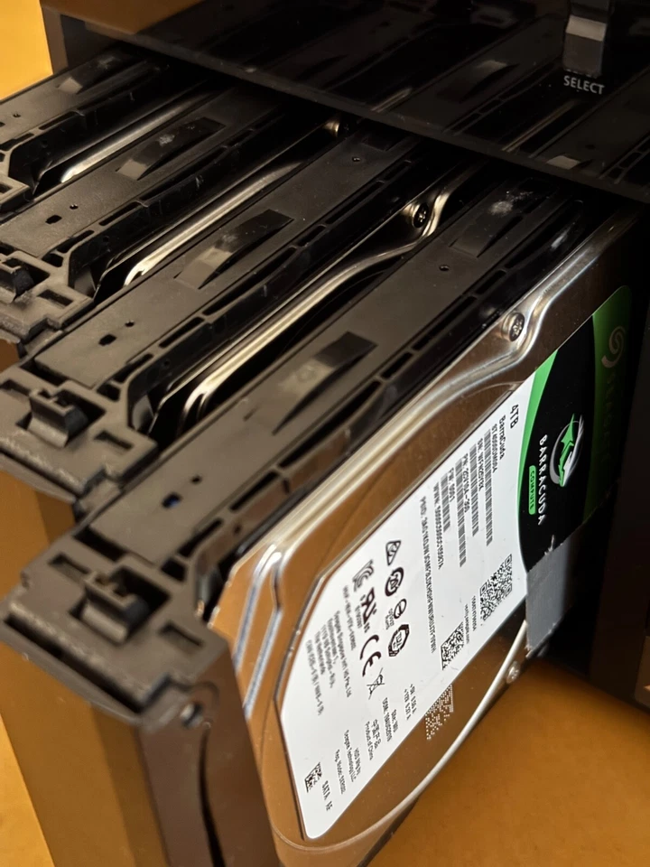 NAS QNAP TVS-472XT 16TB 10Gb/s RAID Thunderbolt - Immagine 2 di 4