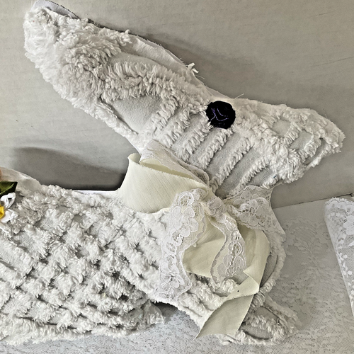 Almohada decorativa artesanal de chenilla conejo de Pascua 15x12 blanca con rosetas de seda - Imagen 2 de 6