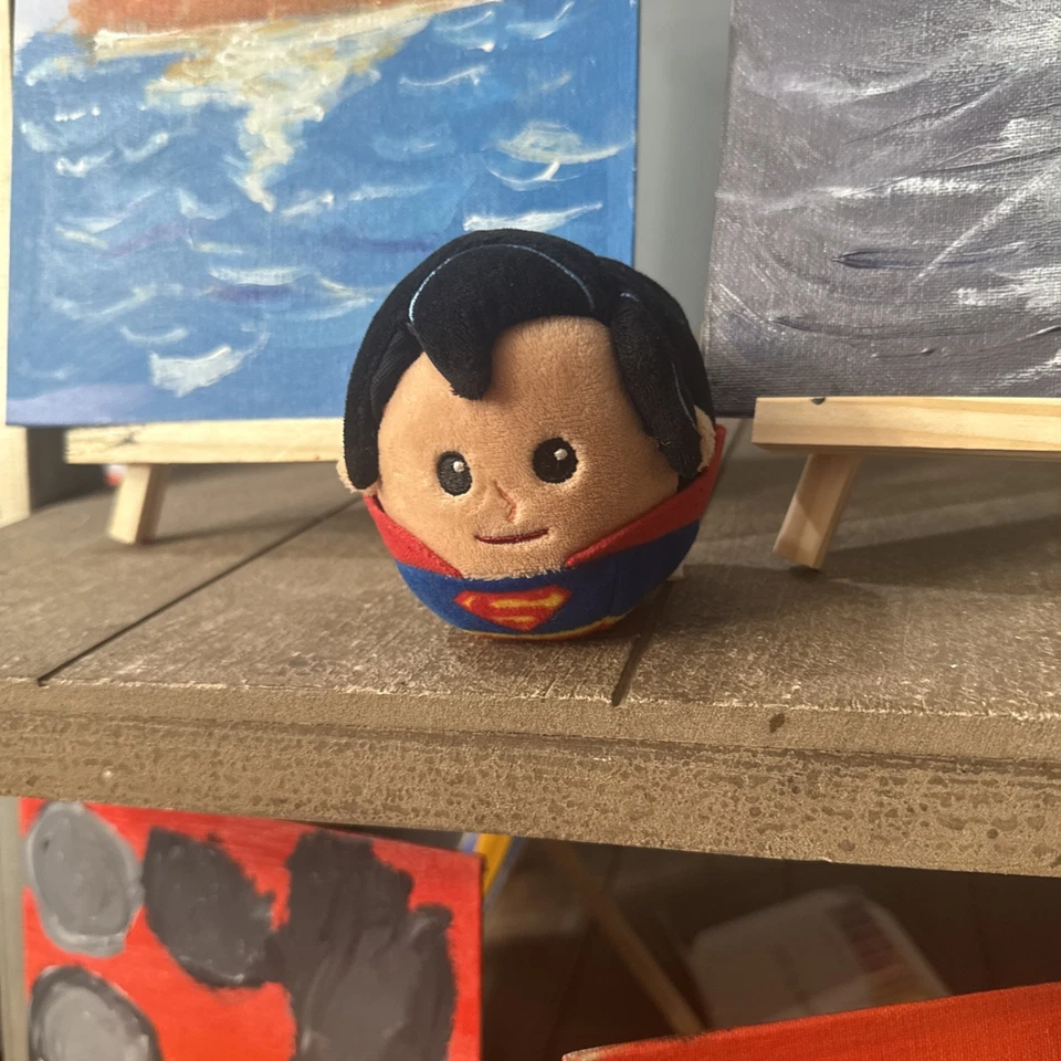 Adorno de peluche Hallmark Fluffballs Superman DC Comics juguete de peluche Foto 2 de 4