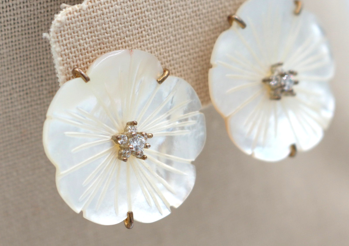Rare Vintage Trish Mcevoy Flower MOP Rhinestone Gold Tone Clip On Earrings View 4