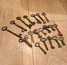 Assorted Vintage Skeleton Key Lot - 19 Metal Keys in Black, Brass  Brown