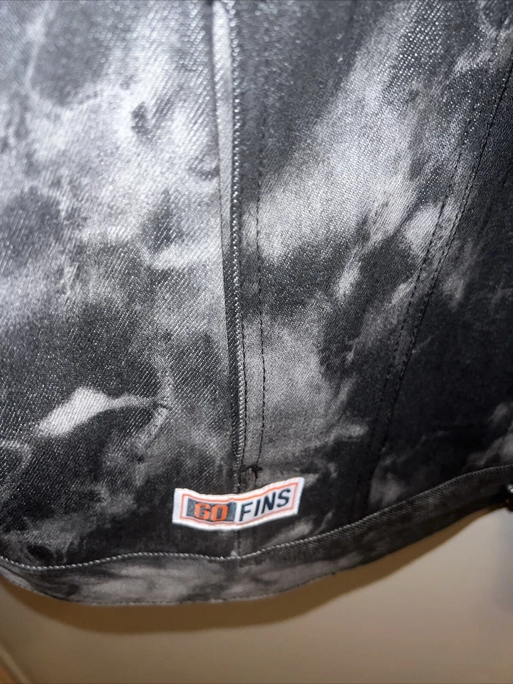 Chaqueta vaquera tie dye mediana de los delfines The Wild Collective Go Fins nueva con etiquetas $130 Foto 4 de 4