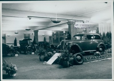 Foto Automobile in einer Halle, Opel, Ernst Dello und Co., Hamburg - 10426661