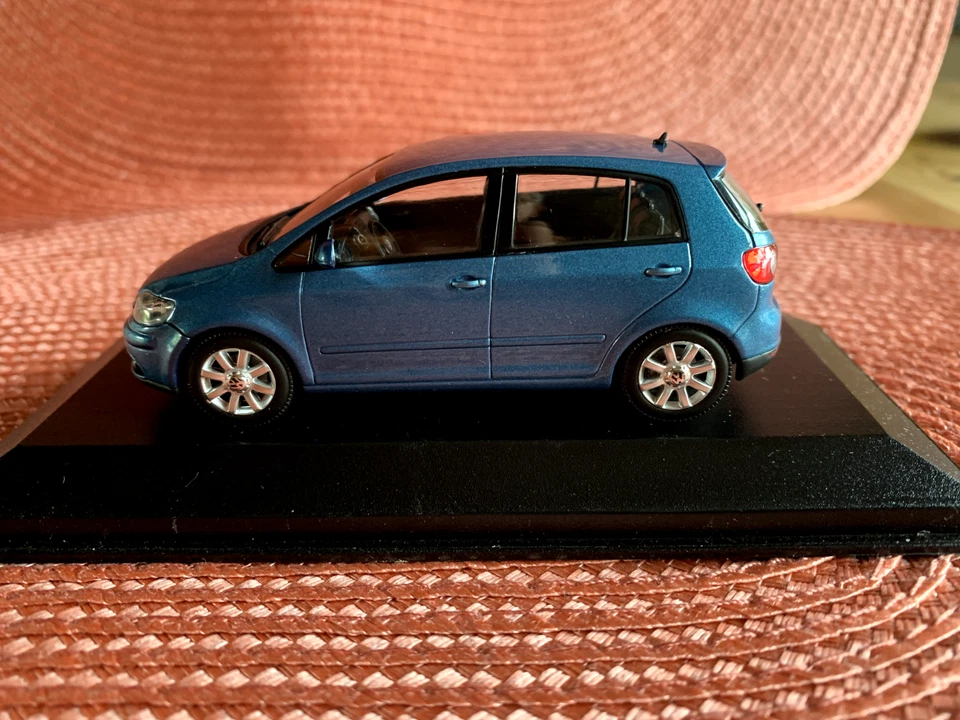 VW Golf Plus 2005-2008 blau met. Minichamps 1:43, Dealer Edition