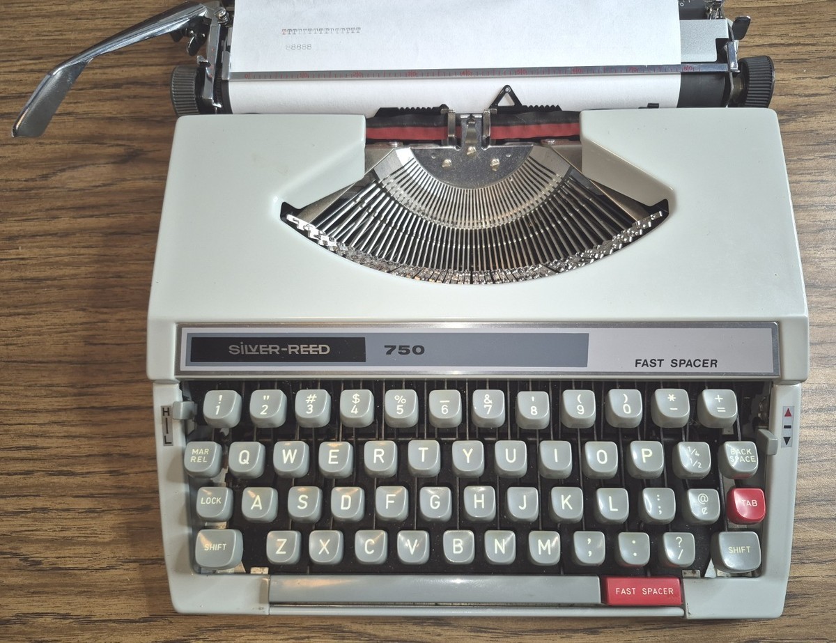 VINTAGE SILVER REED TYPEWRITER 750 -SEIKO- MADE IN JAPAN