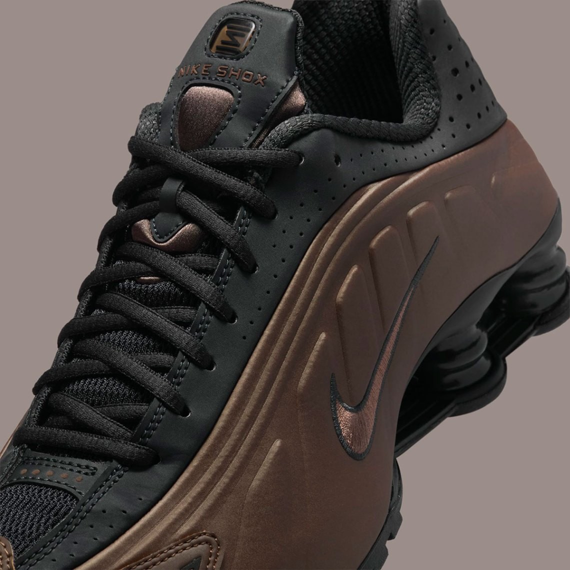 Nike Shox R4 ダークブラウン スニーカー Women's Nike Shox R4 Off Noir Ironstone Smoke Grey Black Nby