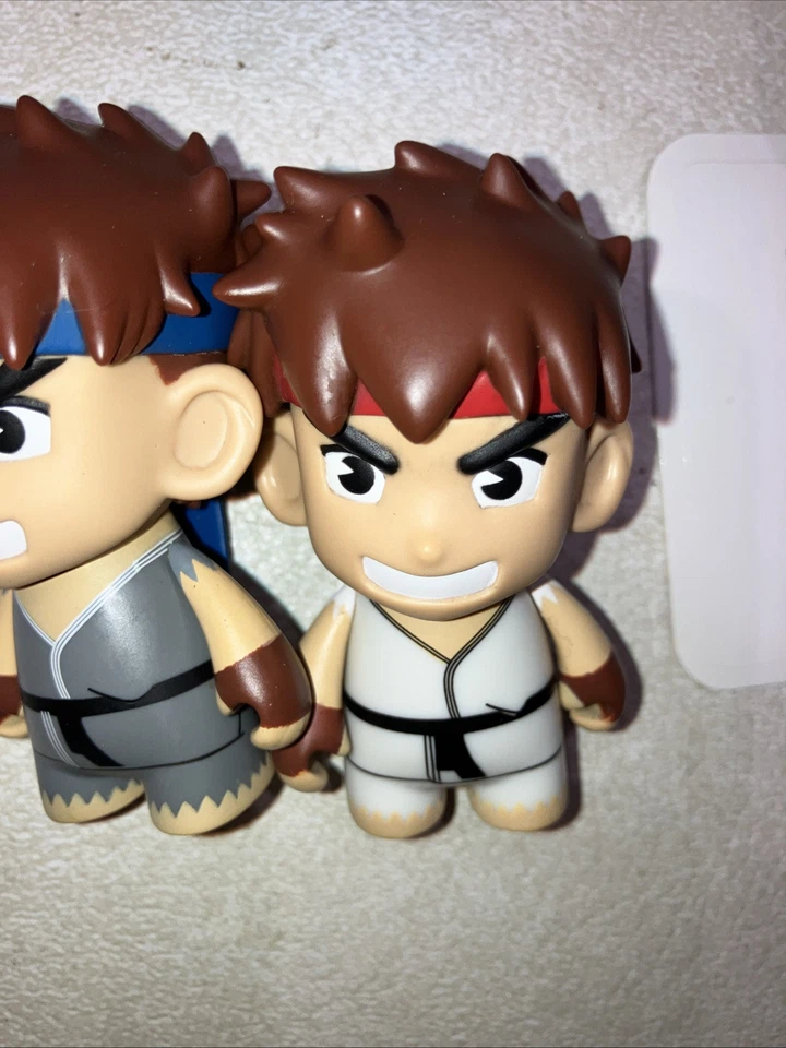 Par de figuras de vinilo Kidrobot Capcom Ryu Street Fighter NUEVO Foto 4 de 4