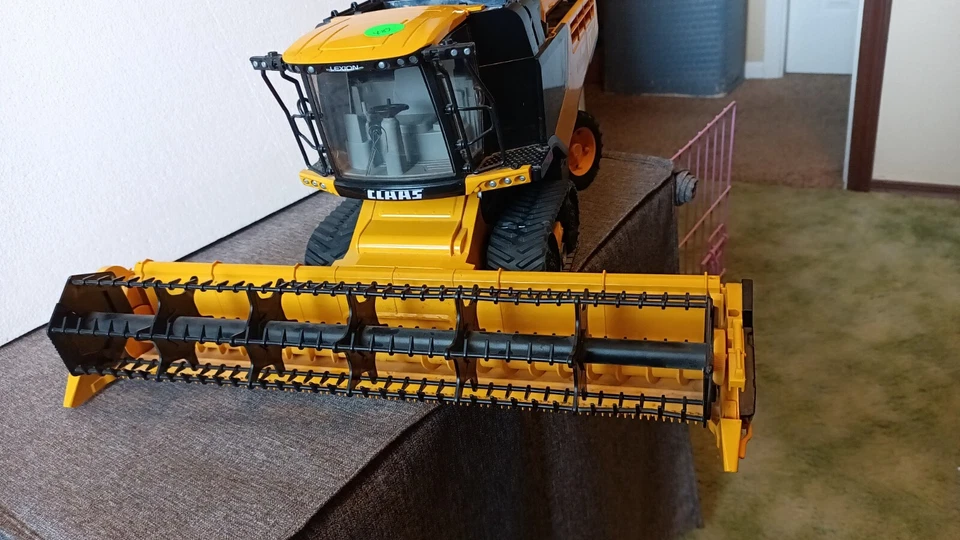 DIECAST/PLASTIC CLAAS LEXION 780 COMBINE W/ CLAAS 900 VARIO HEAD by BRUDER. READ - Image 3 of 4