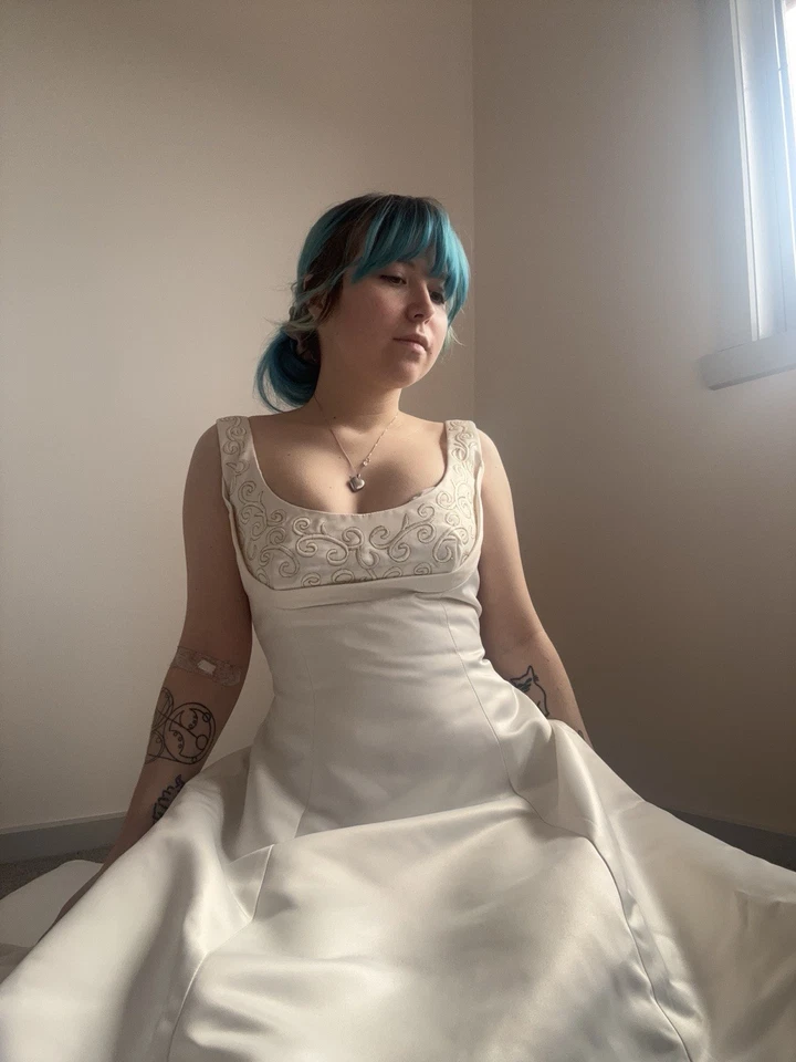 Vintage Y2K 2000s A-line White Satin Wedding Dress Ball Gown Gold Embroidery - Image 4 of 4