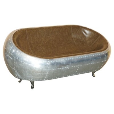 SUPER COOLES HANDGEHÄMMERTES ALUMINIUM- UND BRAUNES LEDER-ZWEISITZER-SOFA IM FLIEGERSTIL