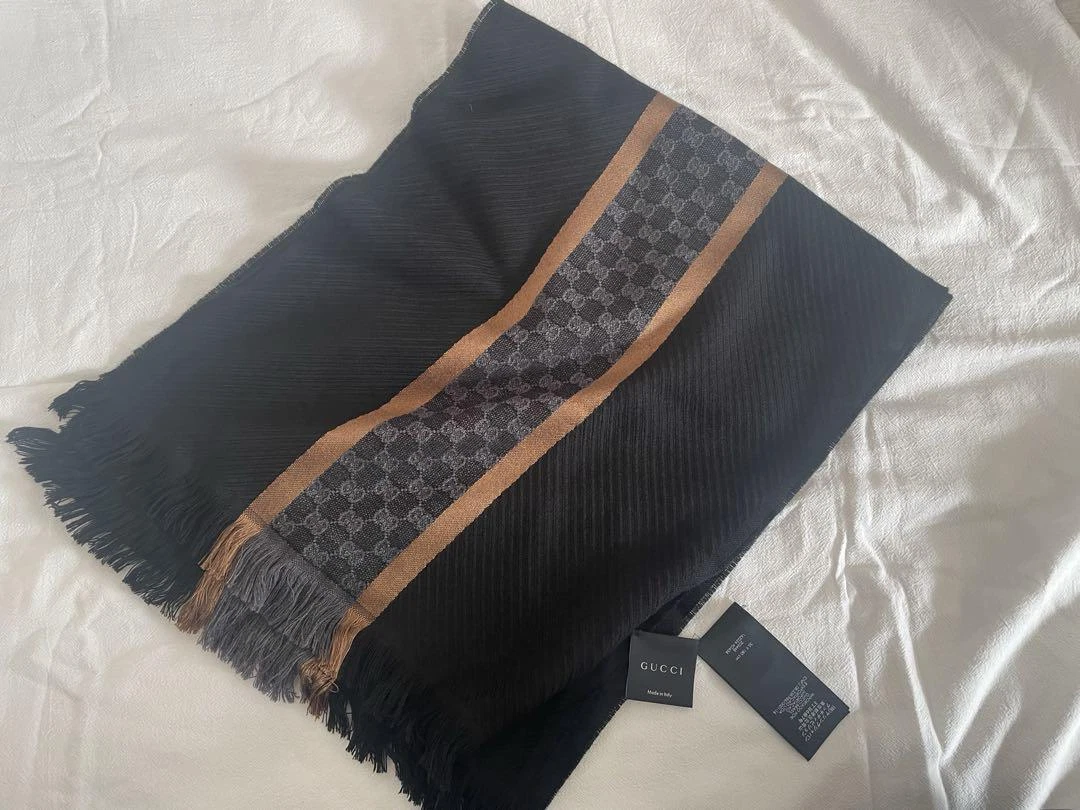 Foulard GUCCI noir ligne dorée laine soie 14,9x70,9 pouces fabriqué en Italie