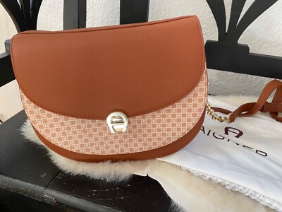 Aigner Umhängetasche Mariella in Mittelbraun mit Logo und goldener Schließe