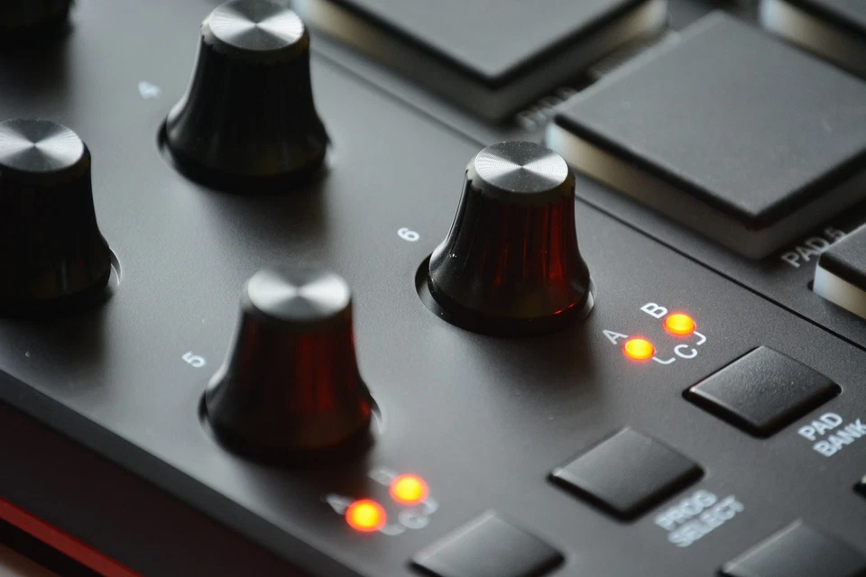 AKAI Professional MPD218 MIDI Pad Controller Drum Pad Machine 16 Pads - Bild 2 von 4