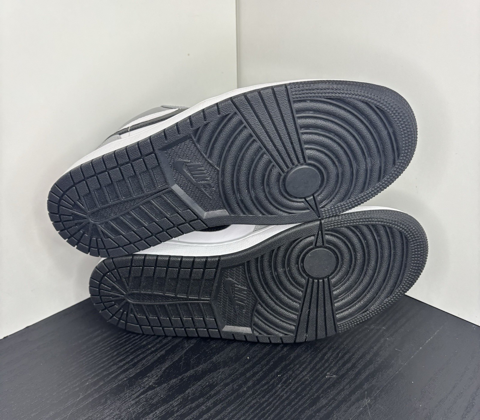 Size 7.5 - Nike Air Jordan 1 Low ‘Light Smoke Grey’ Sneakers (NEW) thumbnail 5