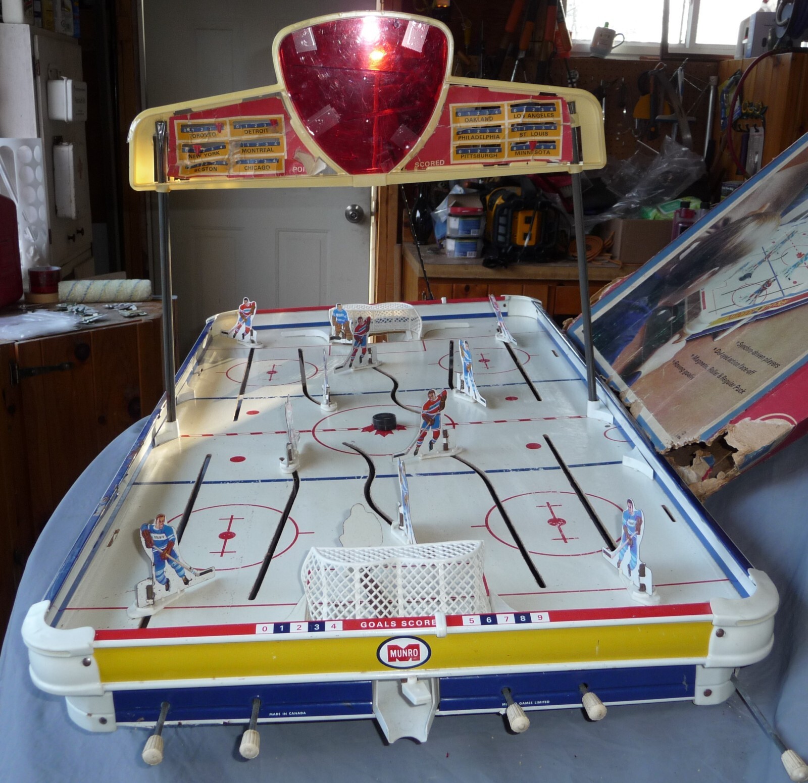 Vintage 1967 Munro Tabletop Hockey Game DELUXE MODEL c/w 12 Teams