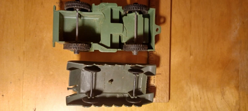 Jeep TimMee de colección hecho en EE. UU. y hecho en Hong Kong tanque juguetes de plástico Foto 2 de 4