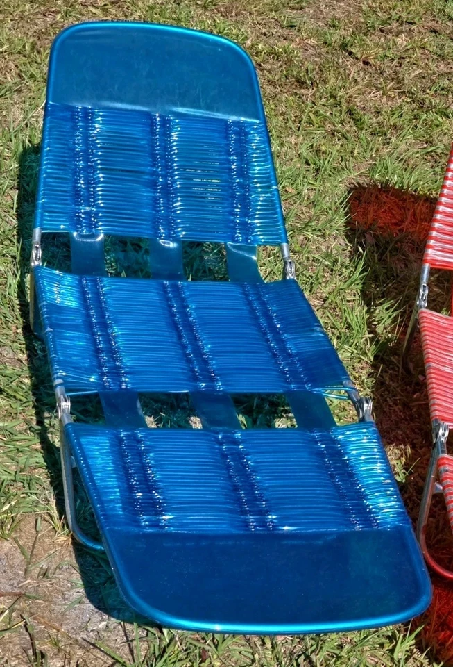 Lote de 2 sillas de vinilo de tubo de gelatina triple de colección para salón playa césped rojo y azul Foto 2 de 4