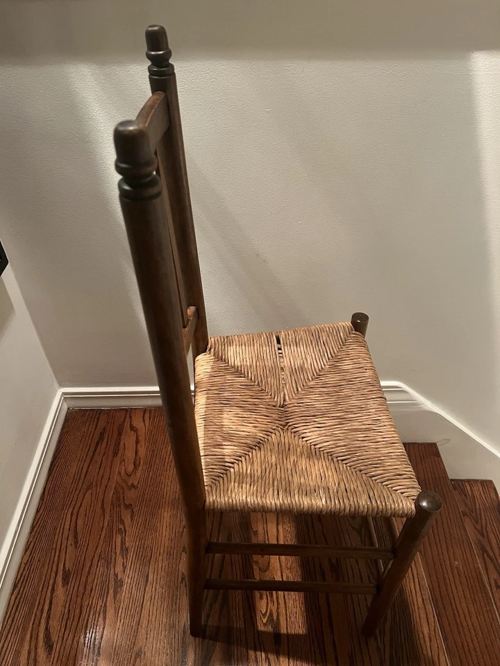 Silla de granja de madera antigua con asiento de paja tejida Foto 4 de 4