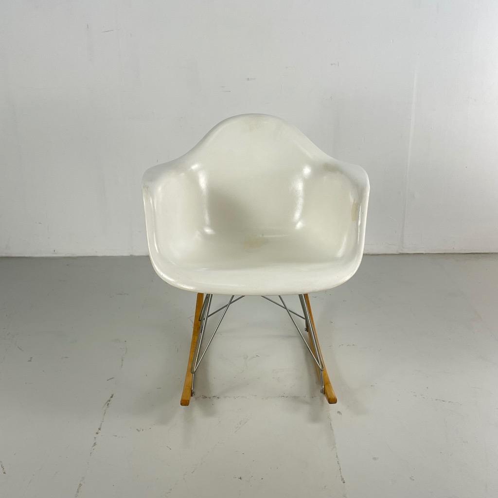 VINTAGE 1950s EAMES HERMAN MILLER RAR ROCKING CHAIR IN VINTAGE 1950s EAMES HERMAN MILLER RAR ROCKING CHAIR IN