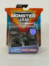 2019 MONSTER JAM SPIN MASTER GRAVE DIGGER 1:64 SCALE SILVER VERSION WITH FIGURE