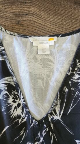 Womens C&C California Sleeveless Black Print V Neck Top Large NWOT - Picture 3 of 4