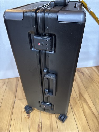 LEVEL8 Zipperless Suitcase Aluminum Frame, Hardshell , 24 Inch Check-in Luggage - Picture 12 of 14