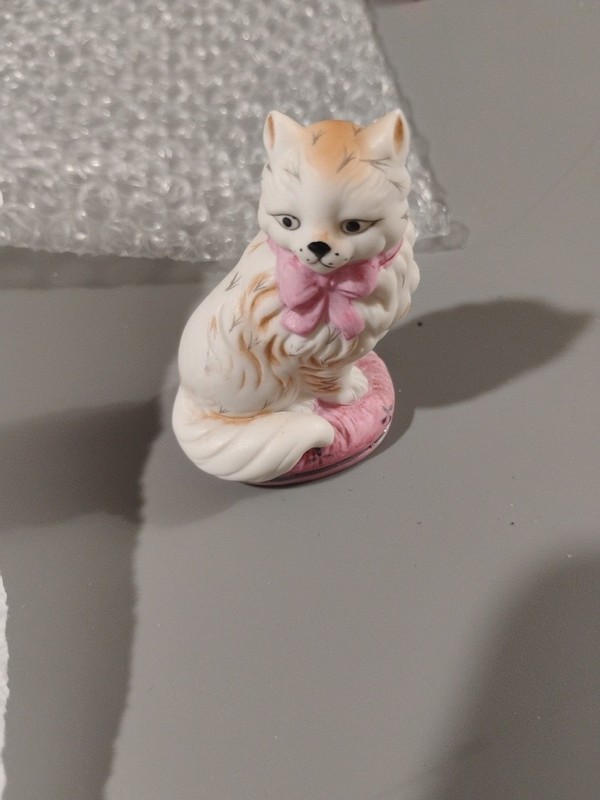 The Franklin Mint White Curio Cabinet Antique Porcelain Kitty Cat Figurine 1986