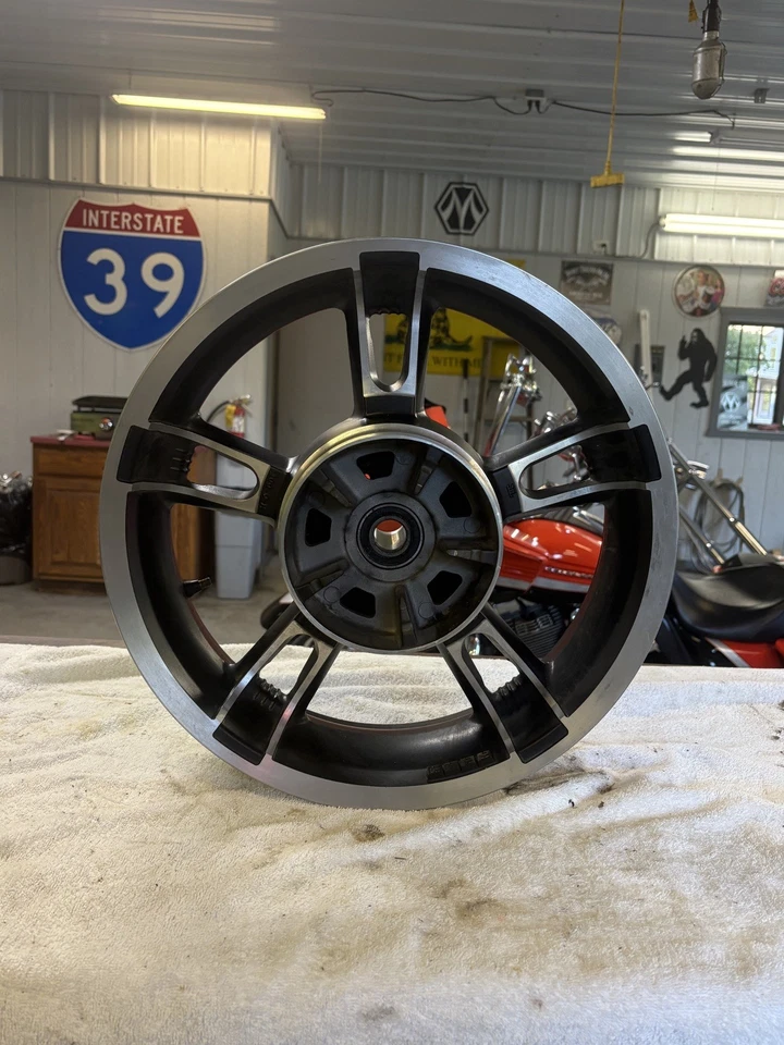 Rueda trasera 16x5 Harley Touring Enforcer Electra Road Glide 14-19 5 radios Foto 2 de 4