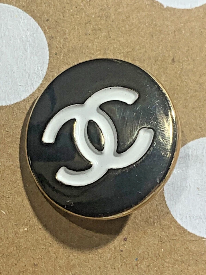 CHANEL Vintage Knöpfe 2er Set Charm CC Logo mit Video - Bild 3 von 4