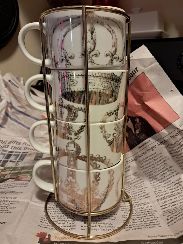 Pier 1 One Imports 4 tazas de té de café apilables blancas y doradas con estante de metal Foto 2 de 4