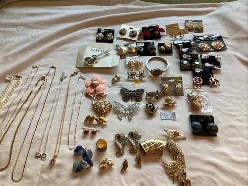 Huge Lot Designer Signed Costume Jewelry (44) Pieces Napier Monet Sarah Cov +++