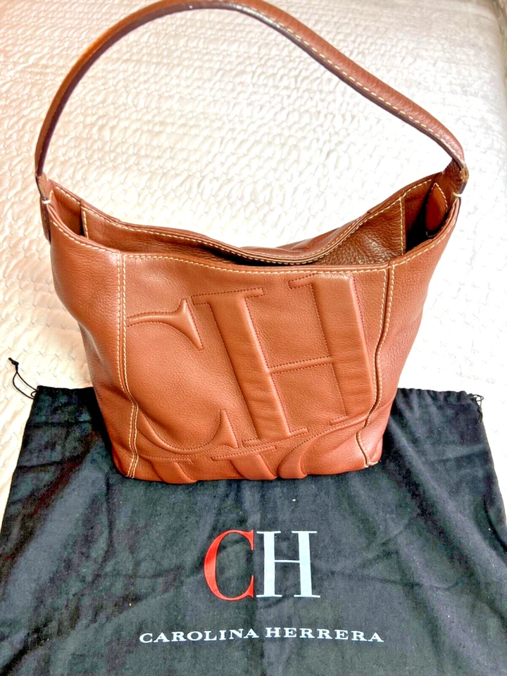 BOLSO DE MANO CH CAROLINA HERRERA LOGO CUERO ACOLCHADO, CAMEL con bolsa antipolvo Foto 2 de 4