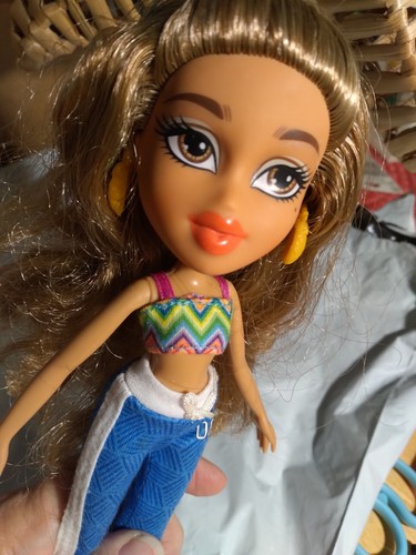 BRATZ "Study Abroad” Yasmin Soakin' It Up In Brazil 2015 MGA - Picture 3 of 3