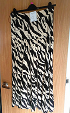 Nutmeg Women’s Black & White Animal Print Pleated Midi Skirt Size 14