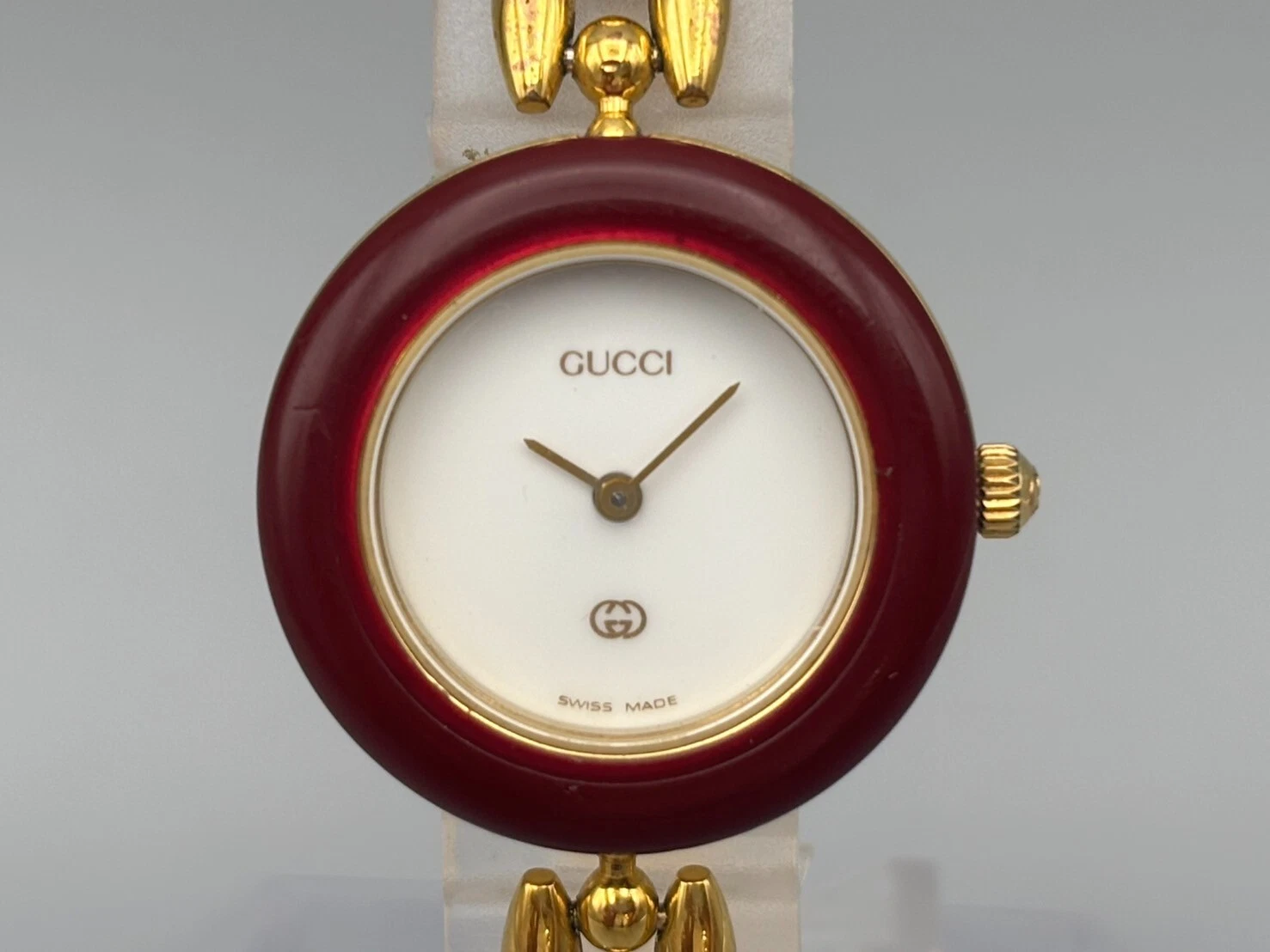 Montre femme vintage Gucci lunette change 1200 cadran doré blanc bordeaux