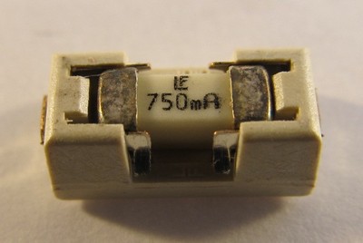 10 Stück/pcs - Littelfuse SMD Sicherung mit Halter, 750mA 125V - 0154.750 Fuse