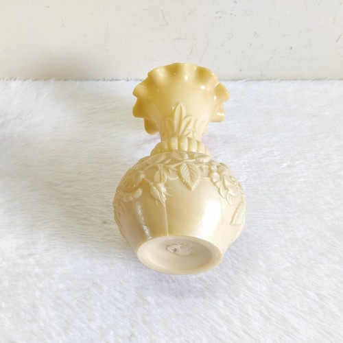 19c Vintage Handmade Flower Embossed Cream Color Glass Vase Pontil Mark GV128 - Picture 7 of 9