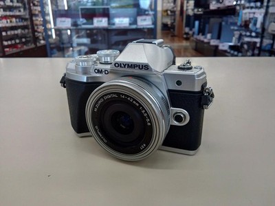 OLYMPUS E-M10 MARK III Mirrorless Double Zoom Kit
