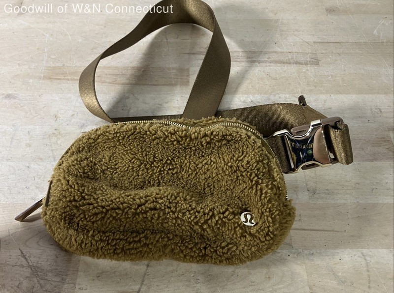 Lululemon Everywhere Belt Bag Sherpa Fleece Burnt Caramel Gold Hardware